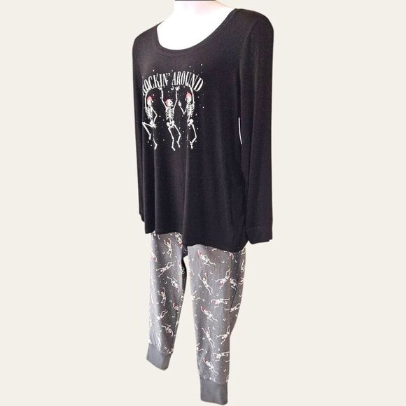 TORRIDβROCKIN AROUND DANCING SANTA SKULLS PJ SETS 3X-4X - Picture 5 of 15